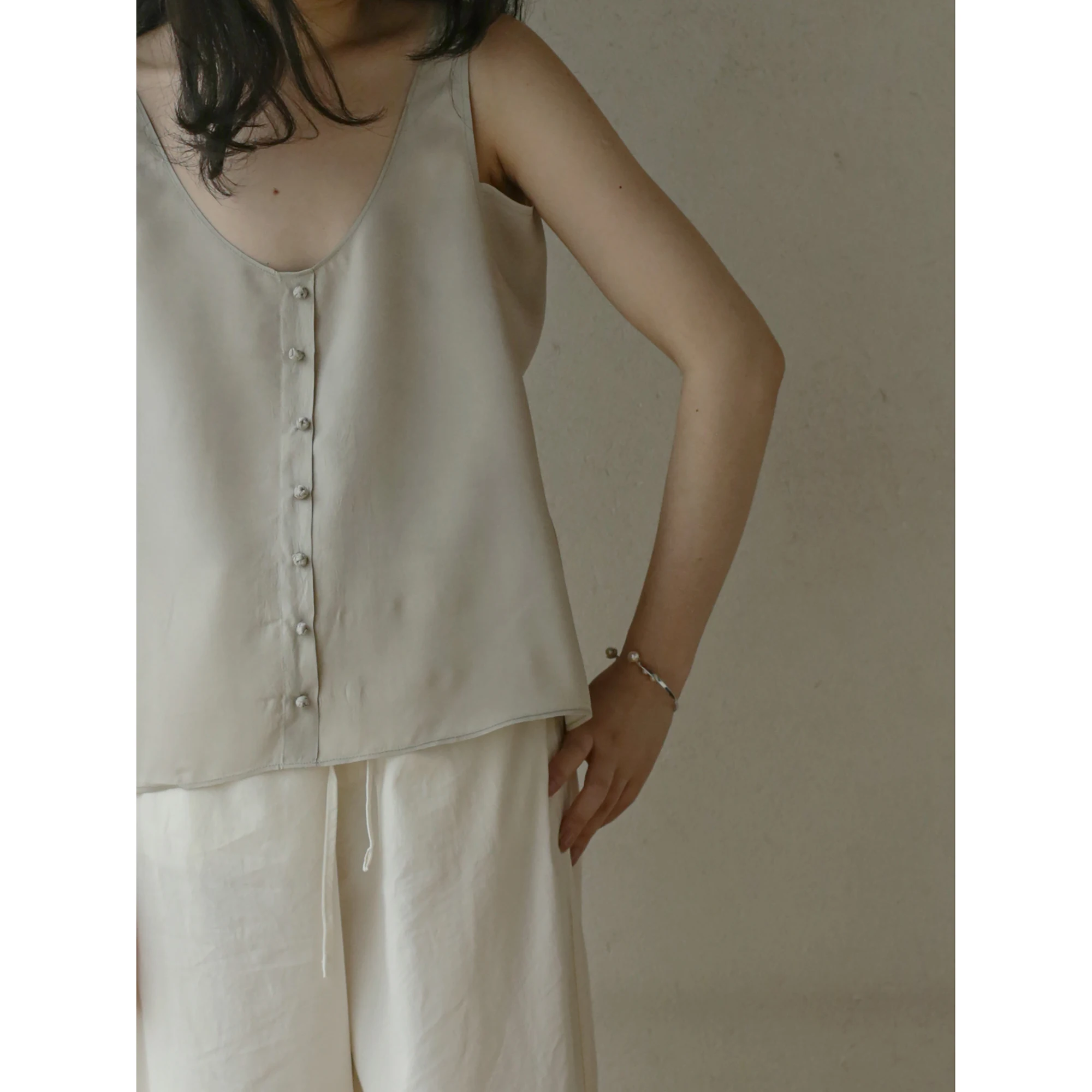 

BANGEBAO двусторонний жилет ручной работы с декоративными пуговицами из ацетата, оригинальный дизайн, свободный крой, чистый цвет, летняя мода, женский...