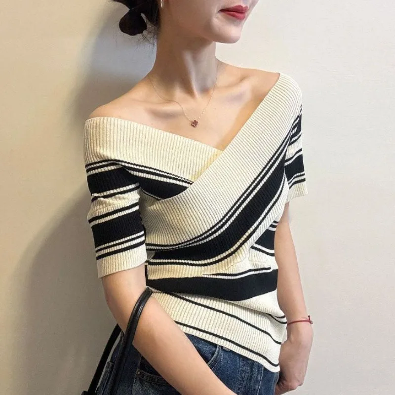 

Fashion Criss-cross Knitted Sweater Women Pullovers Short Sleeve V-Neck Striped Knit Sweater Pullover Women Tops Knitwears Q4530