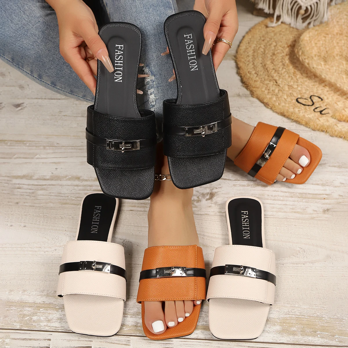 

2026 New Designer Women Slippers Summer Flat Outdoor Slippers Soft Leather Sandals Beach Lightweight Shoes Women Slides Women