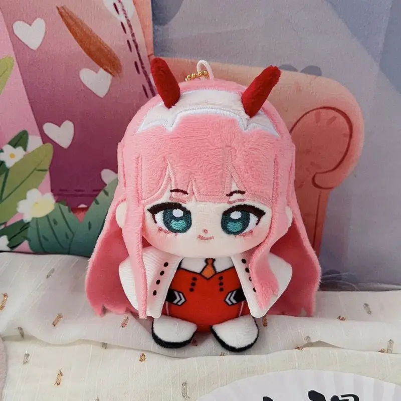 

Фаршированная 10 см DARLING in the FRANXX Zero Two Sitting Posture, хлопковая кукла с принтом, плюшевая подвеска, креативный подарок на день рождения для встреч