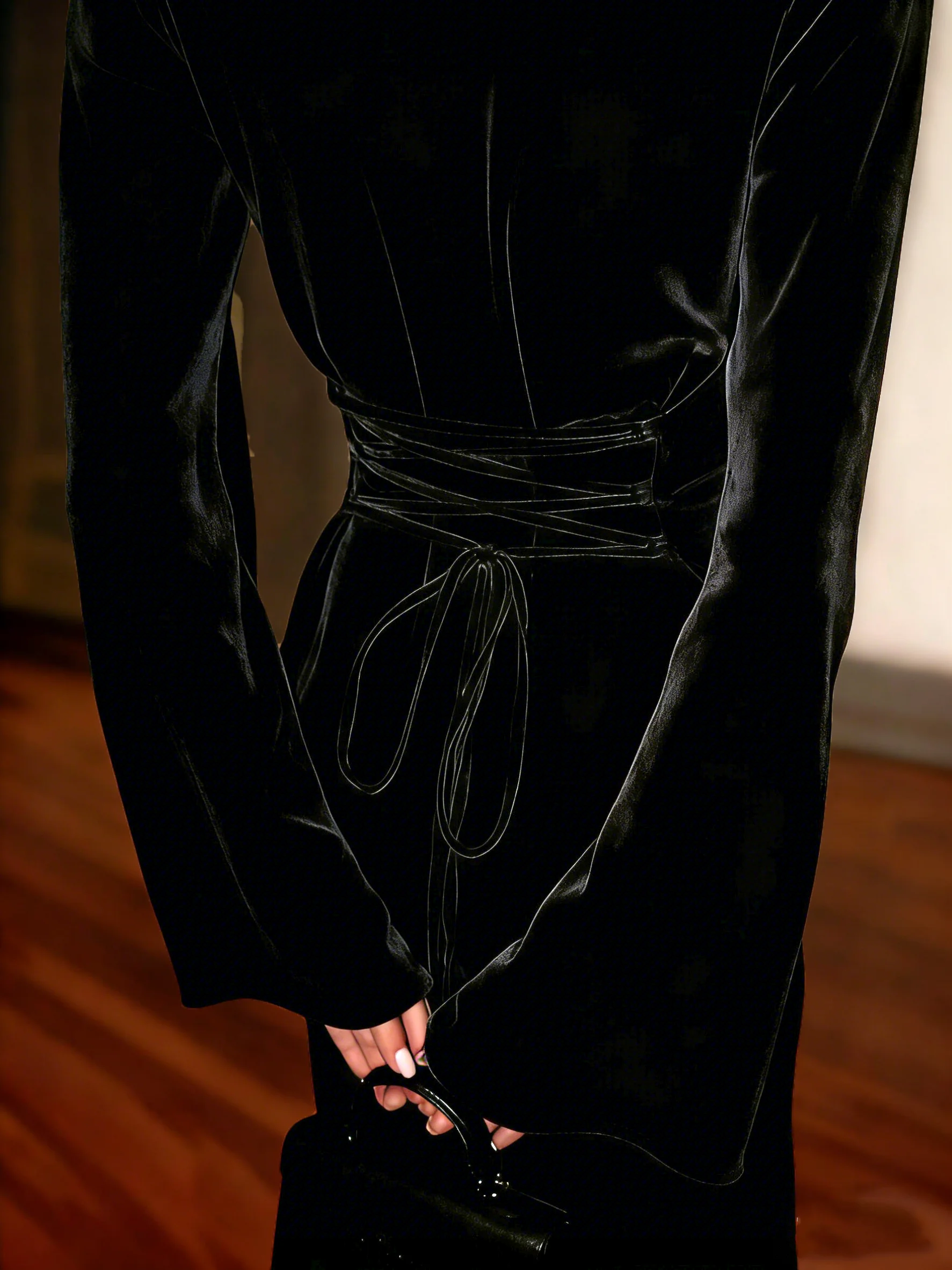 Elegante Vestido Maxi Ajustado de Terciopelo con Mangas Largas y Cordones Laterales – Elegante Vestido de Noche Marrón, Vestido de Terciopelo de Moda, Elegante