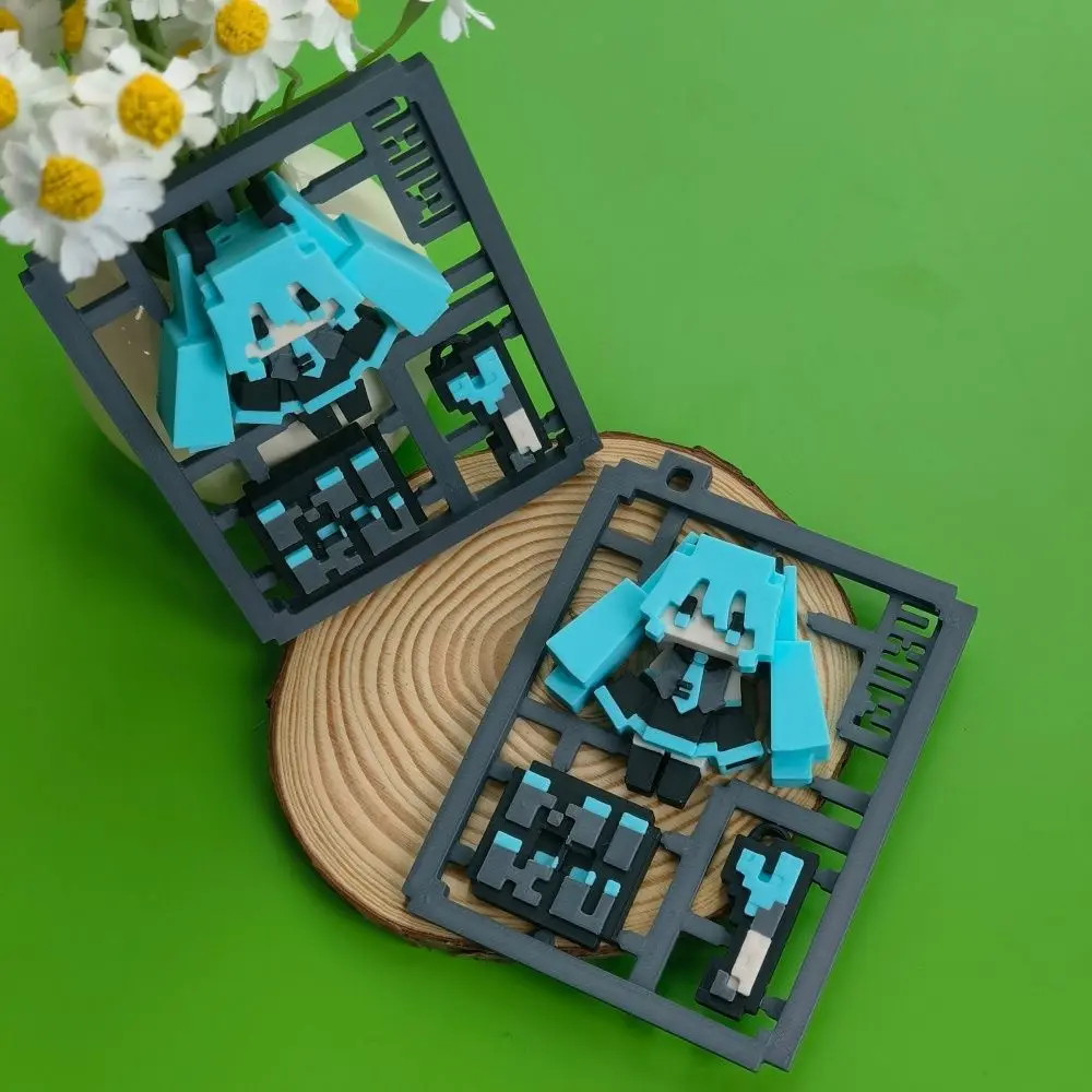 Modelo semiensamblado de Hatsune Miku en 3D con base, adorno de escritorio y llavero con orificio.