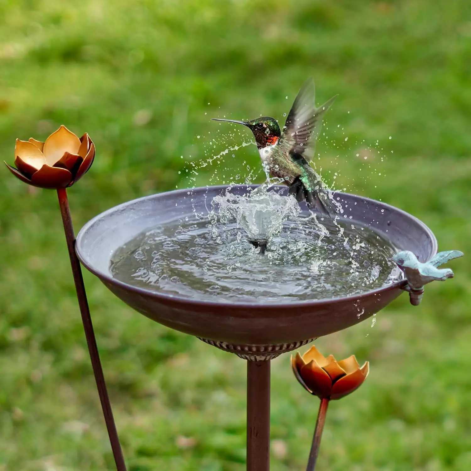 حمام الطيور بقاعدة من الحديد الزهر العتيق للحديقة، ديكورات للباحة الخارجية بتصميم عتيق