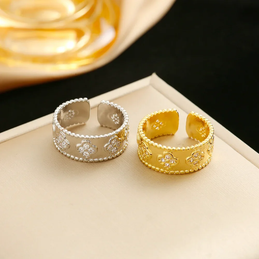 خاتم سيدة المشكال المكرر والمتخصص والخفيف الفاخر بأربع أوراق البرسيم، مع مجموعة الماس الصغير