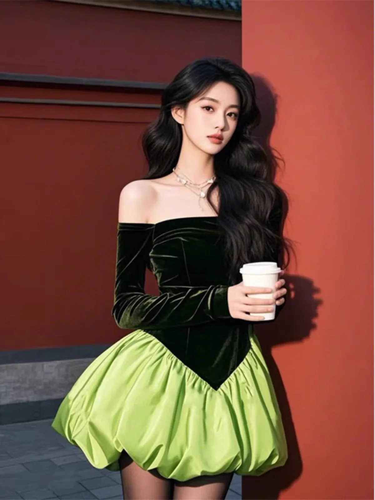 فستان بكتف واحد بلون أخضر مخملي للنساء لربيع وخريف نمط جديد فساتين الاجتماعات السنوية الصغيرة #2