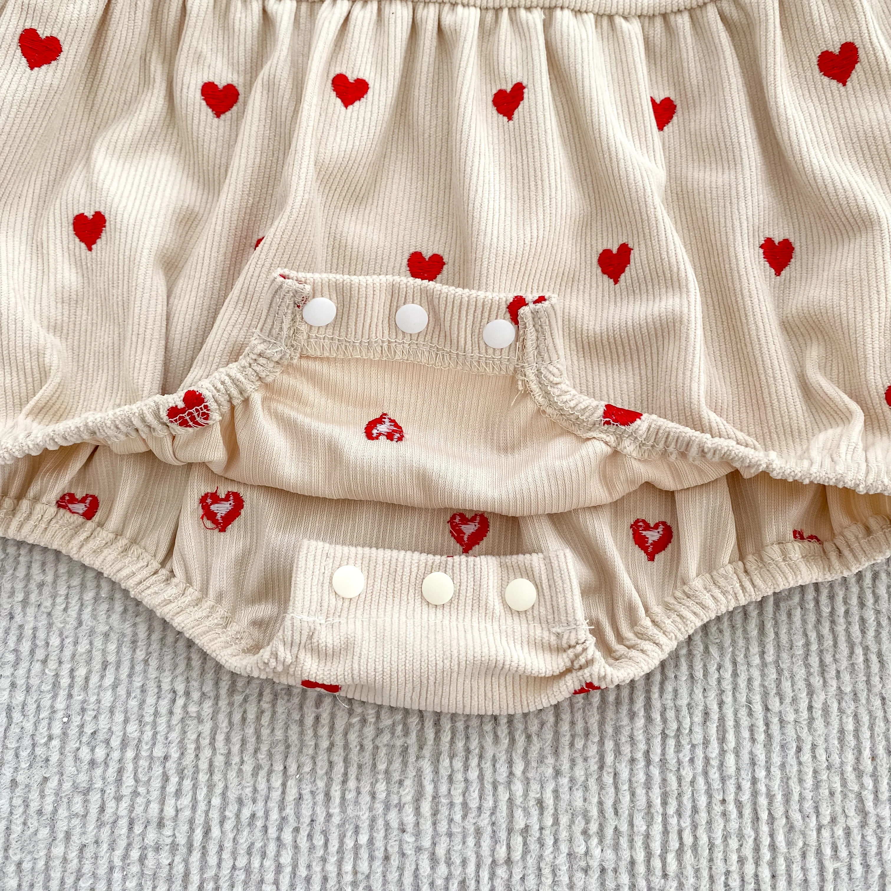 2026 Neuer Koreanischer Stil Baby Mädchen Cord-Bodysuit Rotes Herzmuster Langarm-Strampler Säuglings-Frühlings-Herbst-Kleidung 0-24M – Detail 12