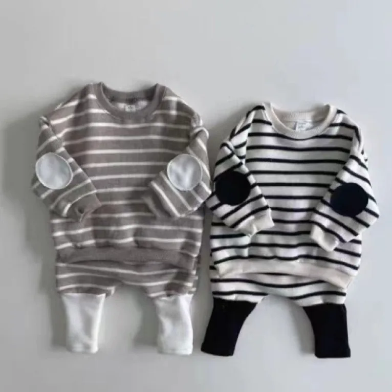 2025年冬新作ベビーカジュアルセット 男の子女の子 長袖パッチストライプスウェットシャツ+パンツ2点セット ベルベット裏地付き幼児服