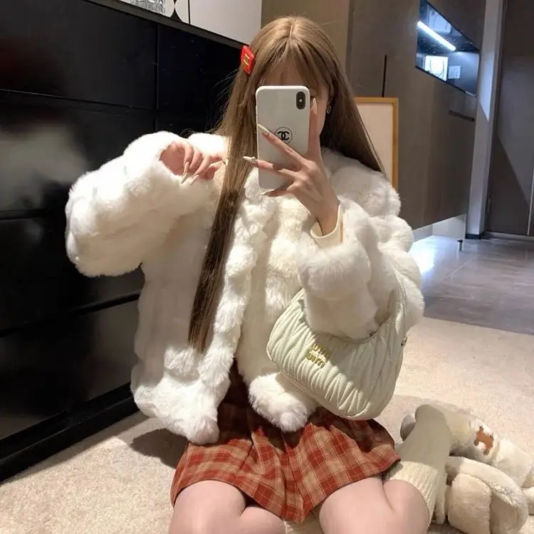 Korea White Fur Coat for Women Autumn and Winter New Style Short Imitation Fur Plush Collarless Top Short Top Warm and Trend