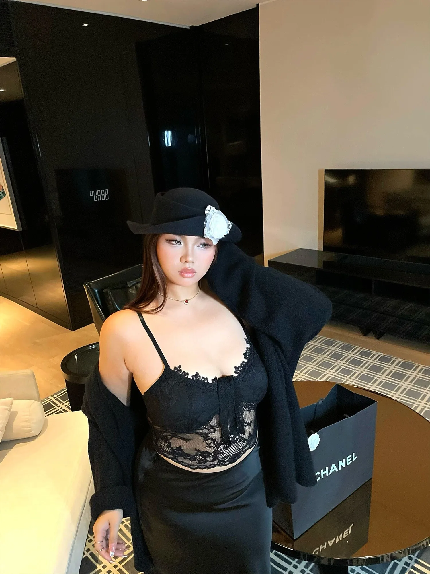 

NiangGe Sexy Bla Lace Hollow out Bridesmaid Tank Top Women's plus Size Vest Built-in Bra Pad V-ne Bal Splice Design