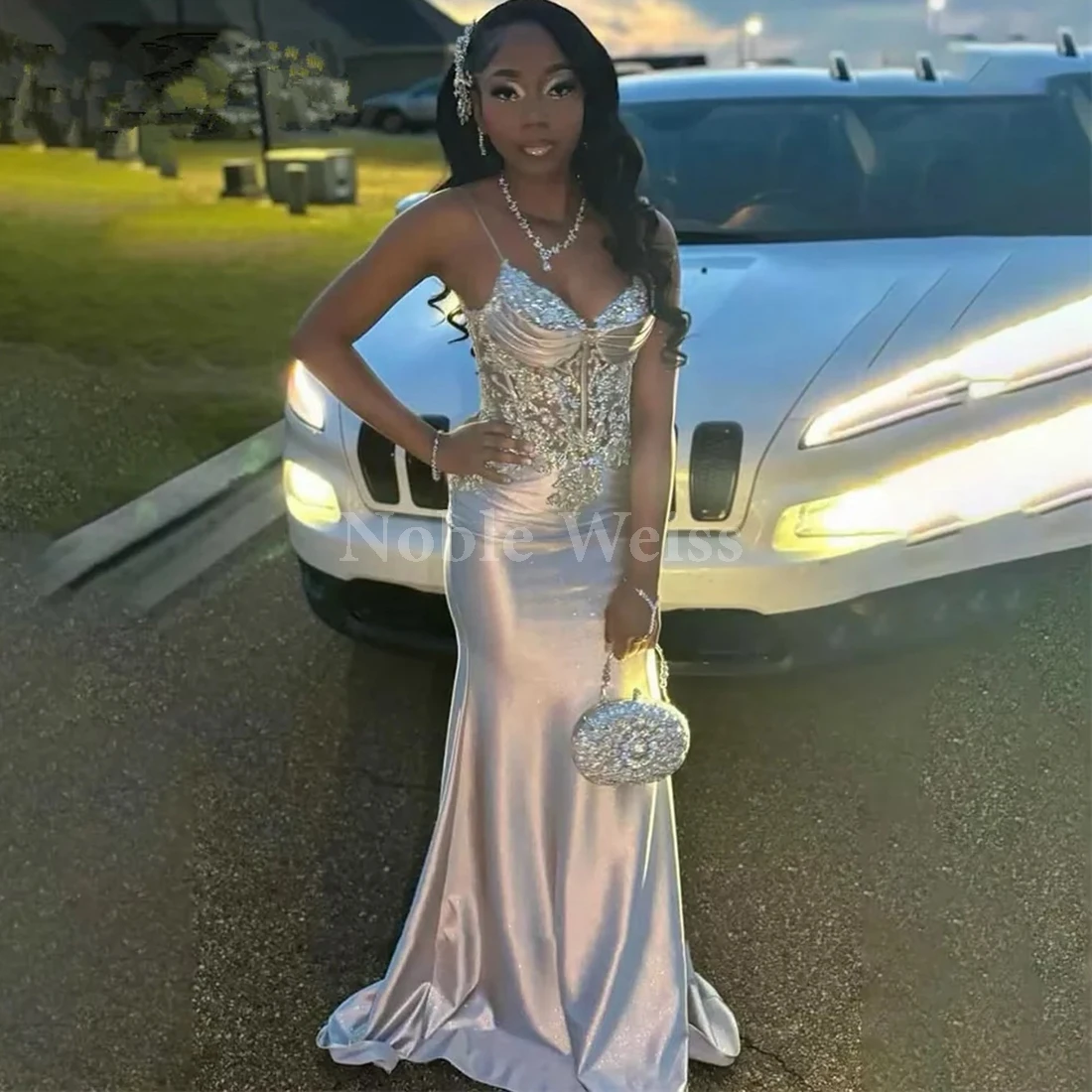 ชุดราตรีทรงเมอร์เมดผ้าซาตินคอวีประดับลูกไม้ยาวแบบสั่งตัดได้