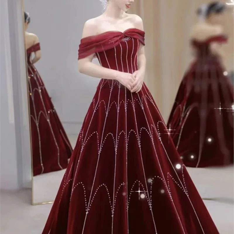 Burgundy banquet piano performance one-shoulder toasting dress