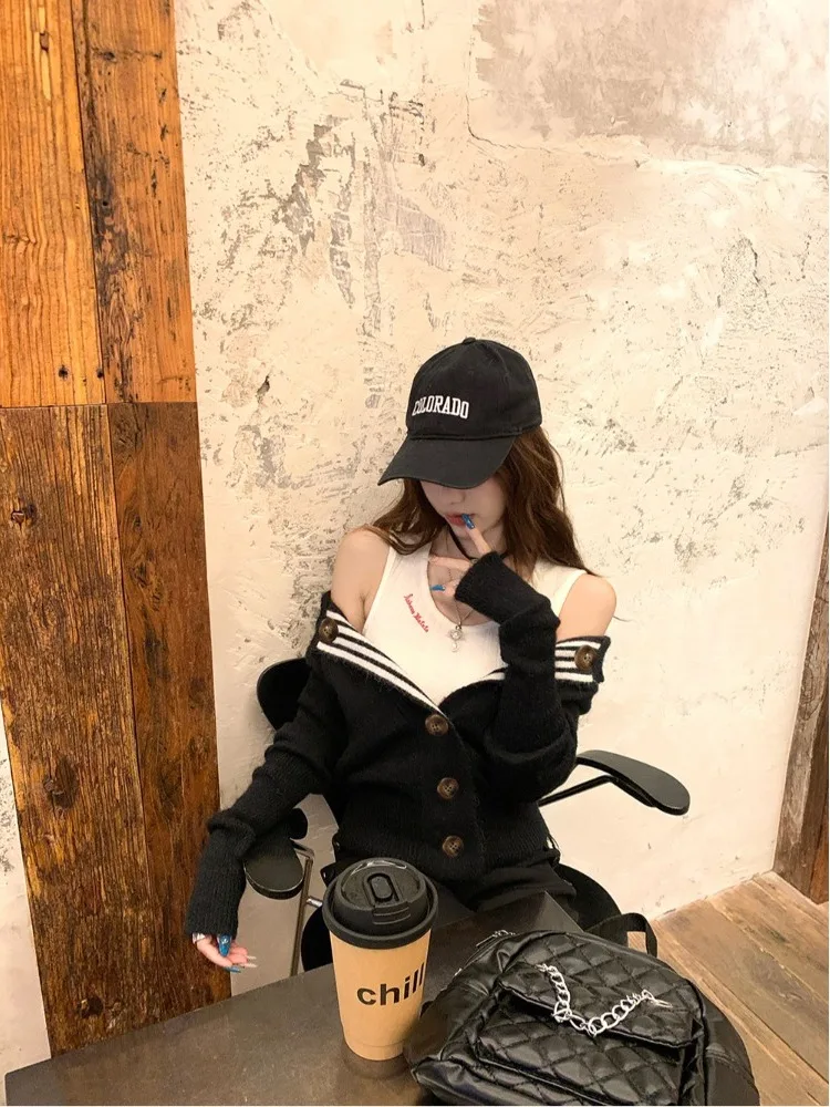 

Модный вязаный свитер в полоску и комплект из укороченного топа с вышивкой для женщин: новинка весенней коллекции, приталенный крой, V-образный вырез, на пуговицах.