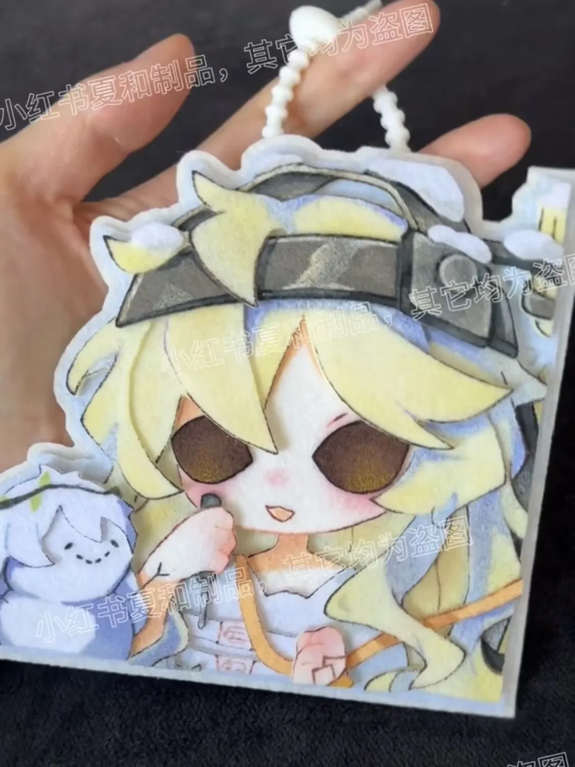 "Identity V" 주변의 "The Sculptor" 부직포 펜던트의 귀여운 수제 열쇠고리 포장