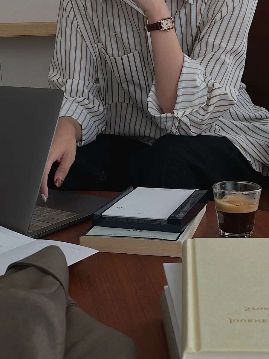 

2025 French sle Vertical Stripes Shirts Women Early Autumn Long sleeve High Sense Chic Retro Hong Kong Flavor Stacked Shirts