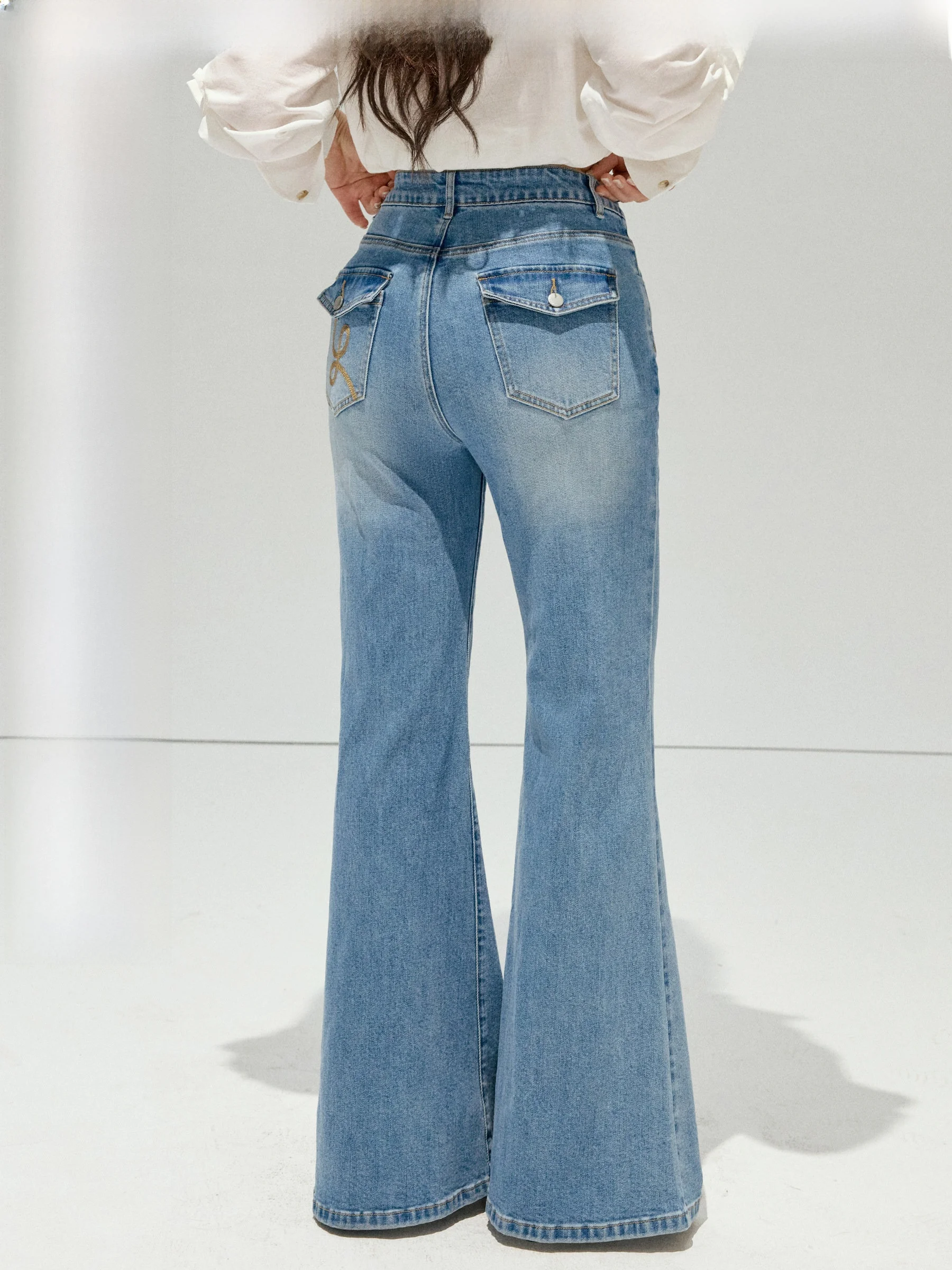 

Джинсы с высокой талией и расклешенными штанинами больших размеров для женщин, повседневные, из хлопково-полиэстеровой смеси, эластичные, с декоративными элементами, подтягивающие ягодицы