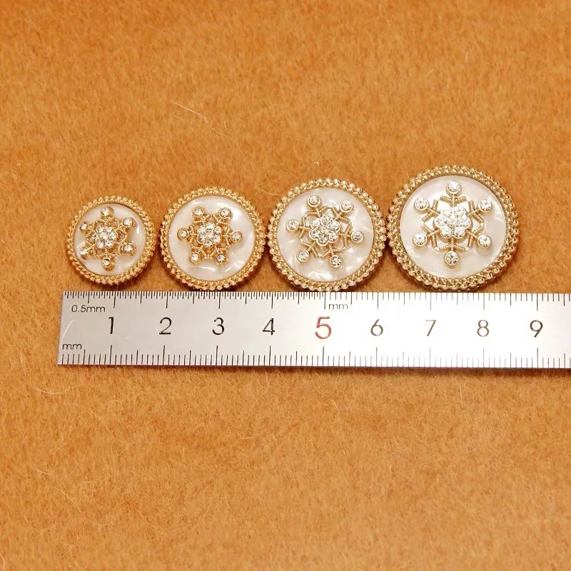 18/20/23/25MM Fashion Luxury Rhinestone Snowflake Design Metal Buttons Of Clothing Wholesale Decor High Quality Button Makers Se