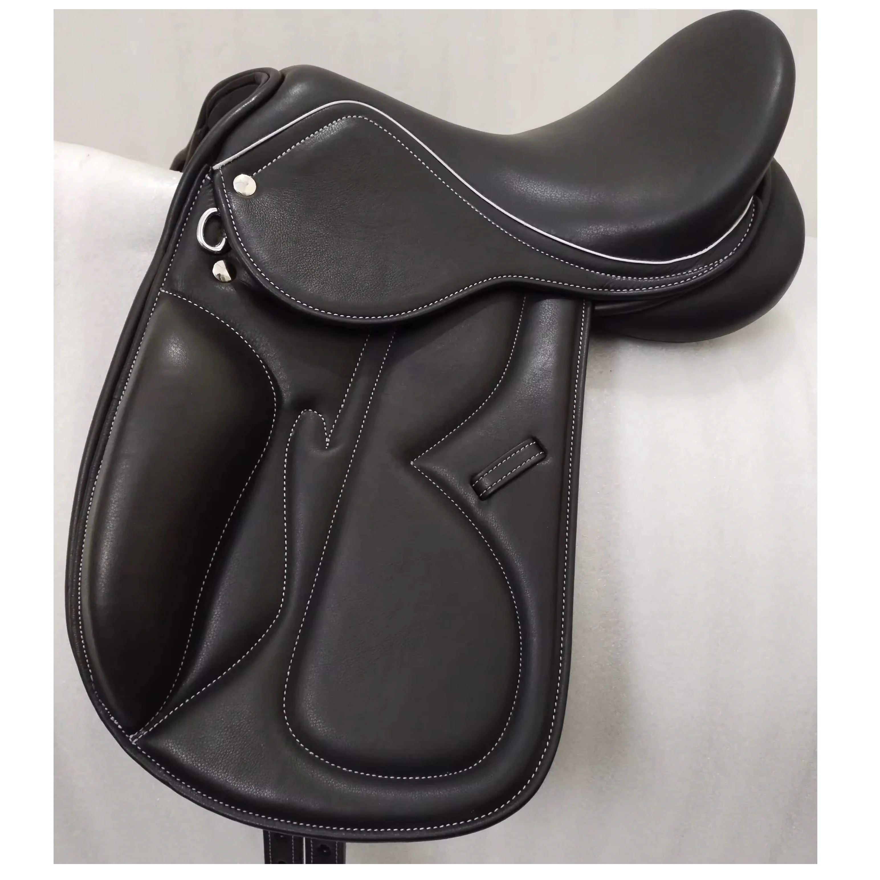 سروج جلدية إنجليزية مصنوعة حسب الطلب مناسبة لمتاجر إمدادات الفروسية ومناسبة لإعادة البيع عن طريق متاجر توريد ركوب الخيل