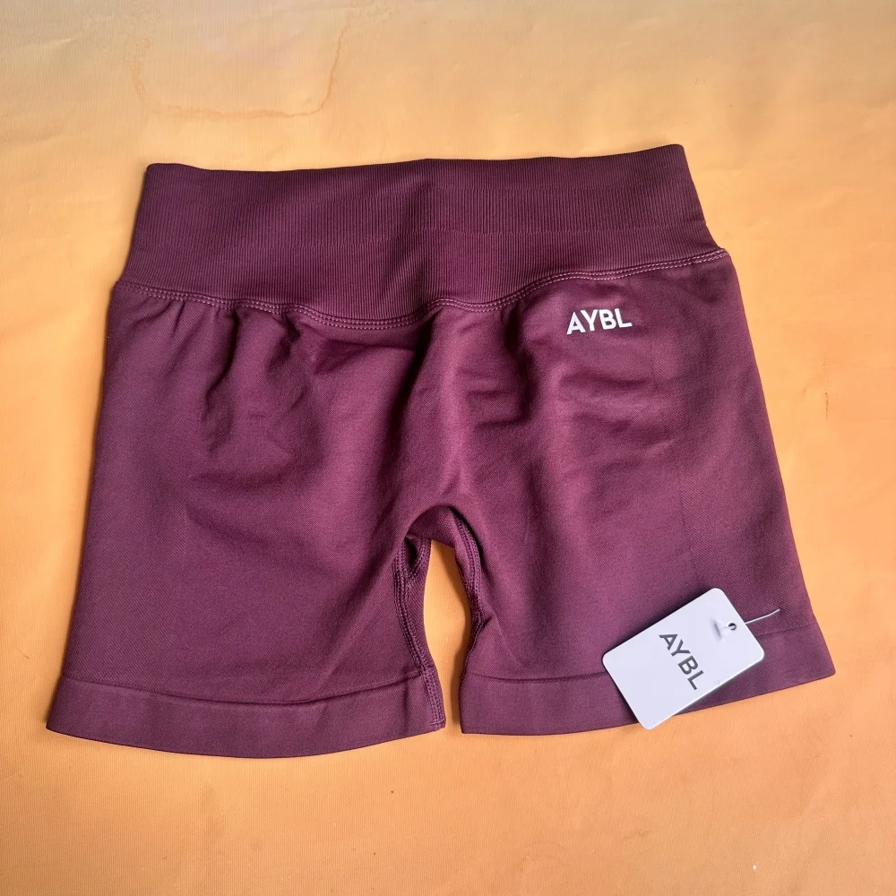 Marken-Sportbekleidung für Damen, Hautfreundliches Neckholder-Sporttop und Figurbetonte Hochtaillierte Shorts