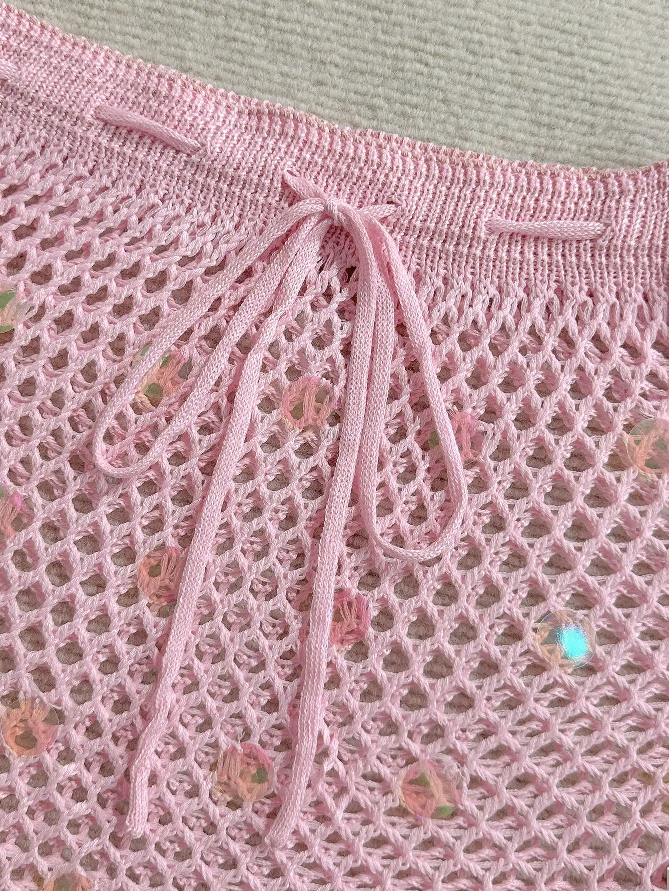 

Розовый вязаный крючком комплект из двух предметов: топ с длинными рукавами и юбка для женщин