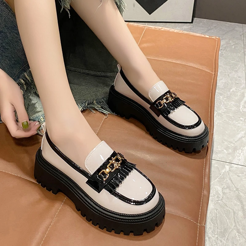 Chaussures en cuir verni brillant pour femmes, bouche peu profonde, chaussures simples, pompon noir et blanc, petites chaussures en cuir de style britannique, JOBlack, 2024