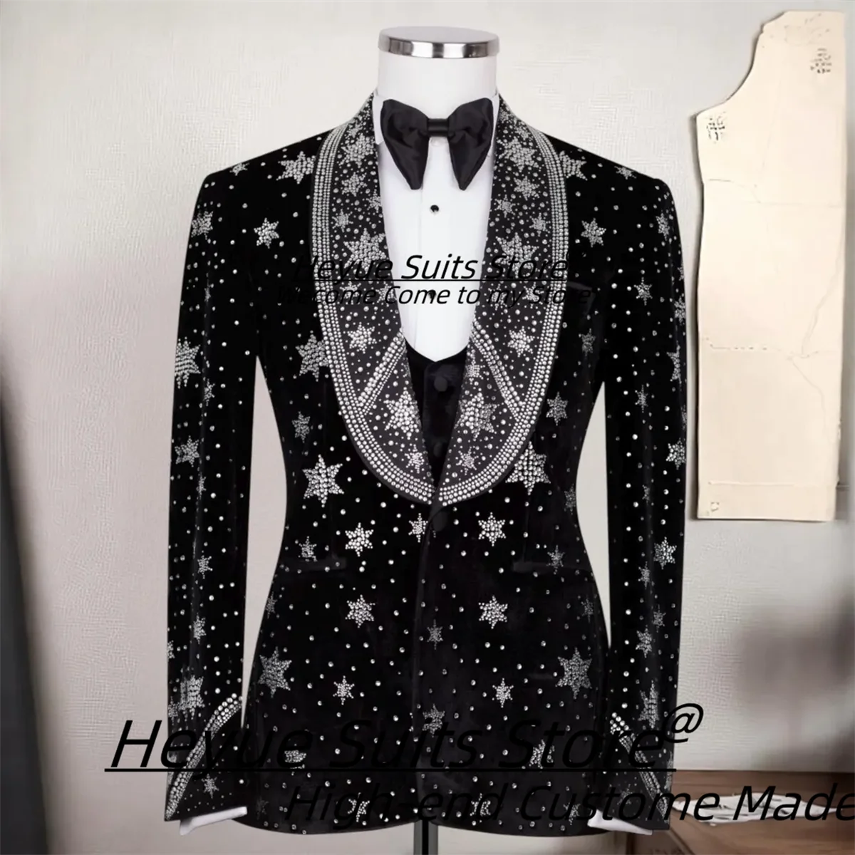 

Роскошные ювелирные украшения, бархатные черные мужские костюмы, индивидуальные облегающие шаль с лацканами, свадебные смокинги для жениха, комплекты из 3 предметов, мужские вечерние блейзеры