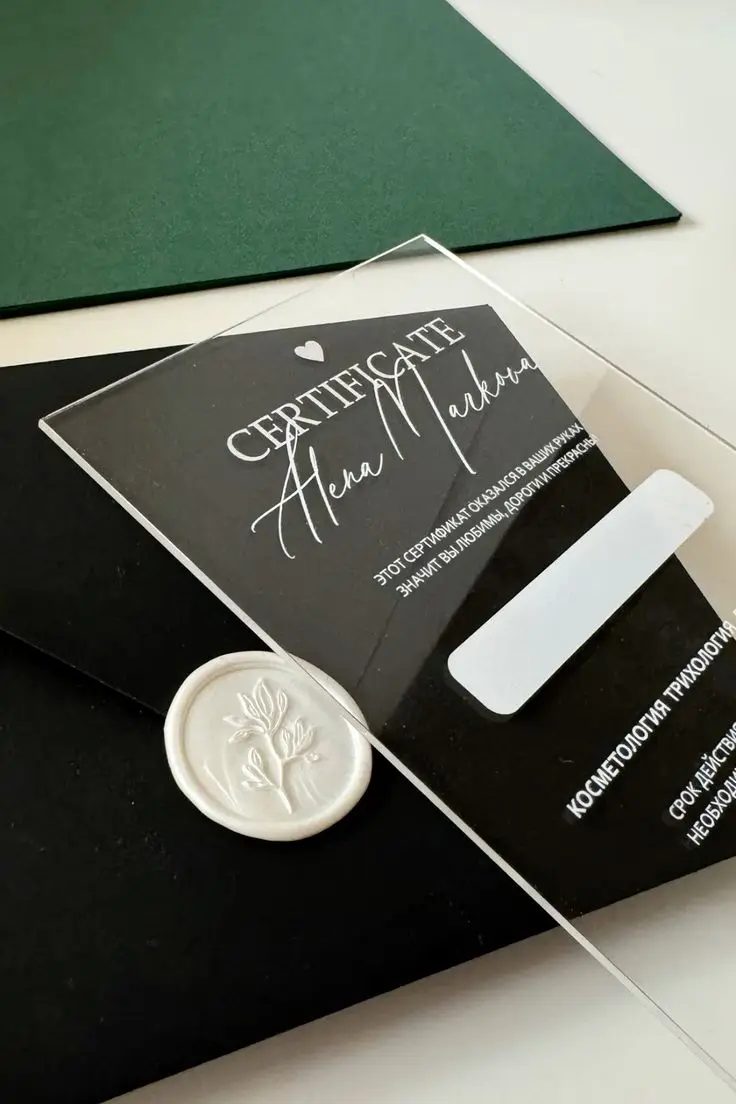 Diseño de certificado de regalo personalizado con tarjetas transparentes estéticas para peluquería de uñas y sobre elegante invitación de boda