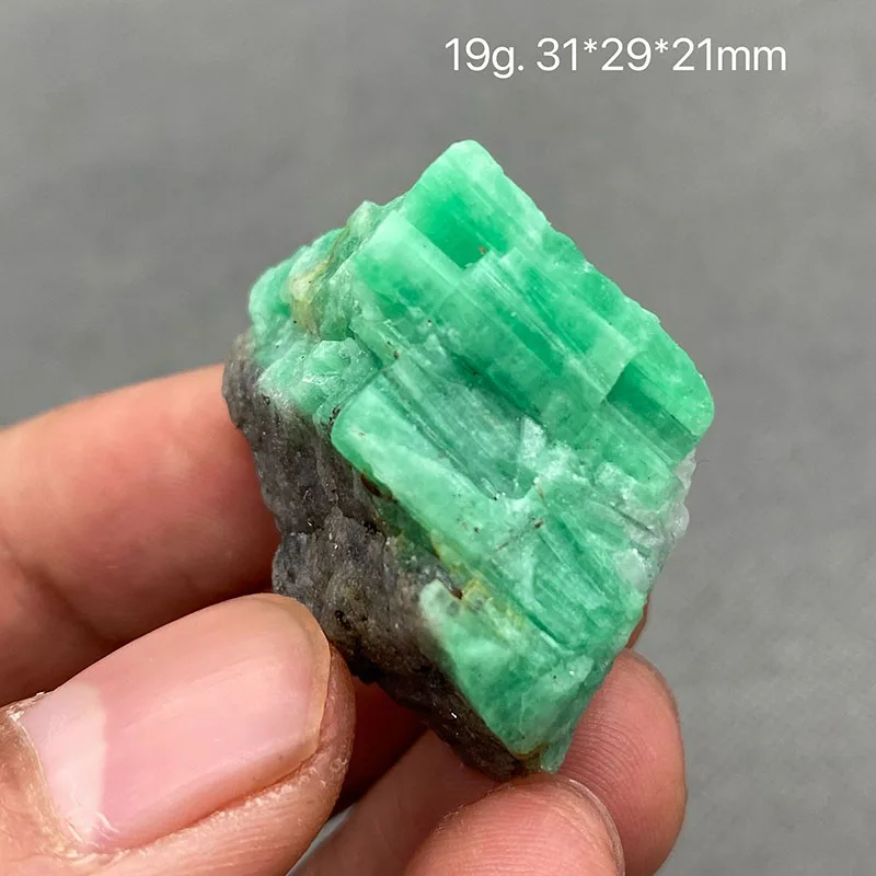 

100% Natural green emerald mineral gem-grade crystal specimens stones and crystals quartz crystals