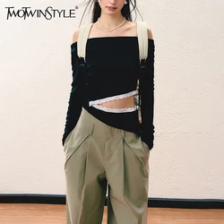 TWOTWINSTYLE Colorblock Hollow Out minimalistyczna koszulka dla kobiet głęboki dekolt z długim rękawem łączona koronka seksowne topy moda damska nowość