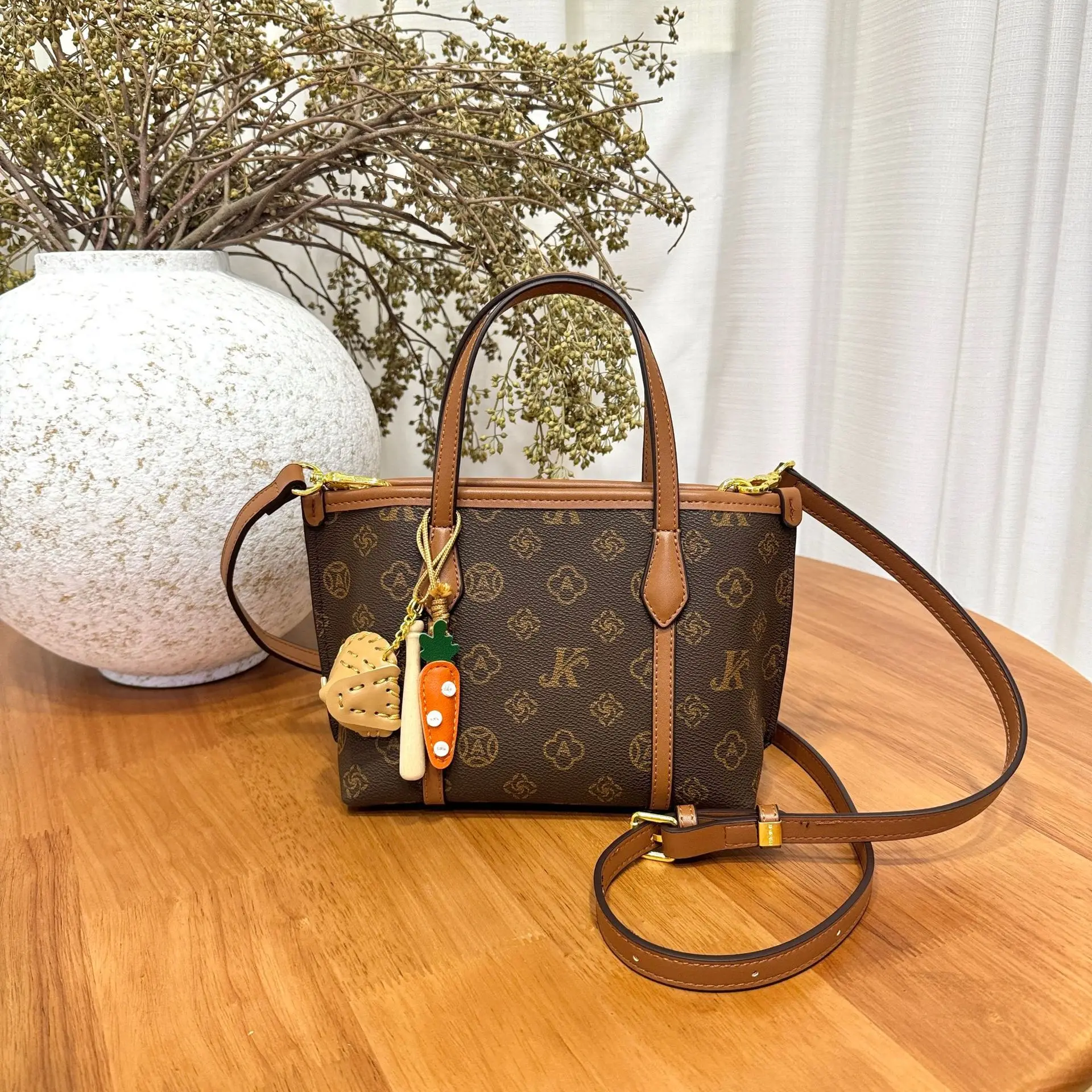 High value small bag women's light luxury European and American retro handbag versatile commuter bag shoulder messenger bag