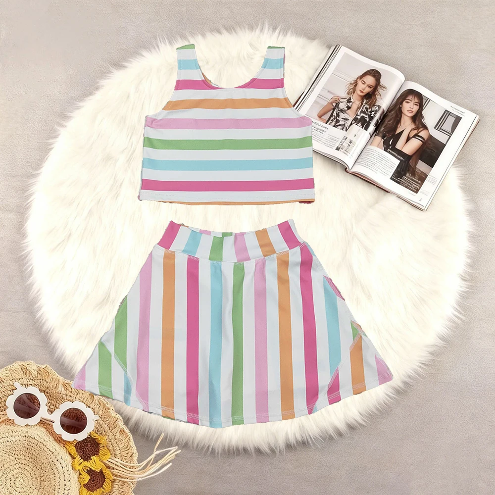 

Детский комплект для девочек: топ без рукавов с разноцветными полосками и юбка-шорты для йоги и активного отдыха