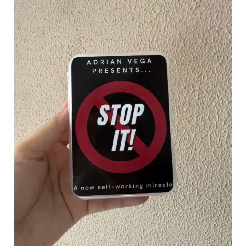 หยุดมัน! โดย Adrian Vega - สํารับเคล็ดลับมายากลการ์ดระดับมืออาชีพพร้อมเอฟเฟกต์พิเศษสําหรับการแสดงระยะใกล้และบาร์ ผู้เริ่มต้น