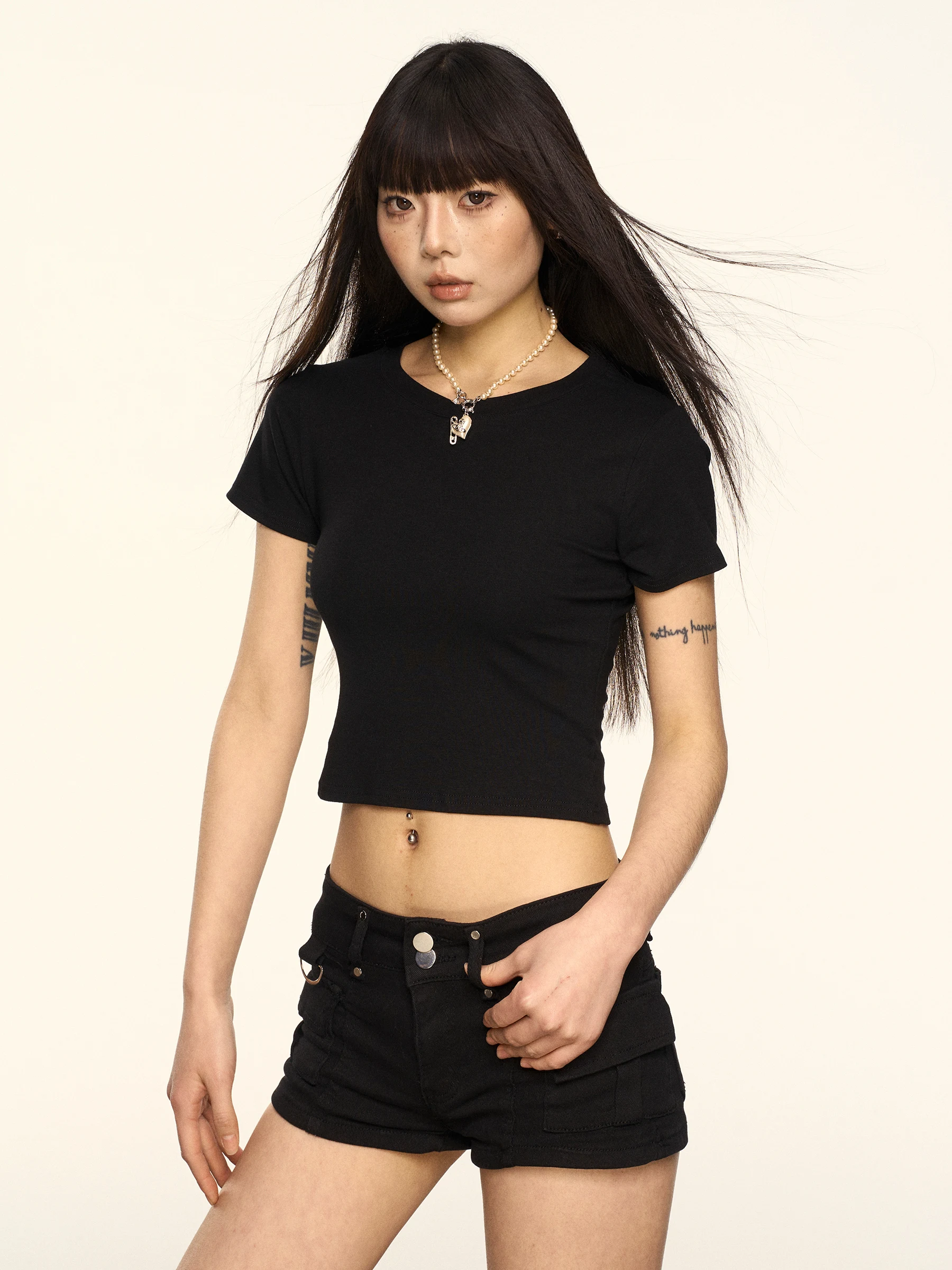 T-shirt da donna a maniche corte con spalla frontale nera da donna 2025 Primavera Estate Nuove magliette chic di nicchia Top con farfalla scavata sul retro