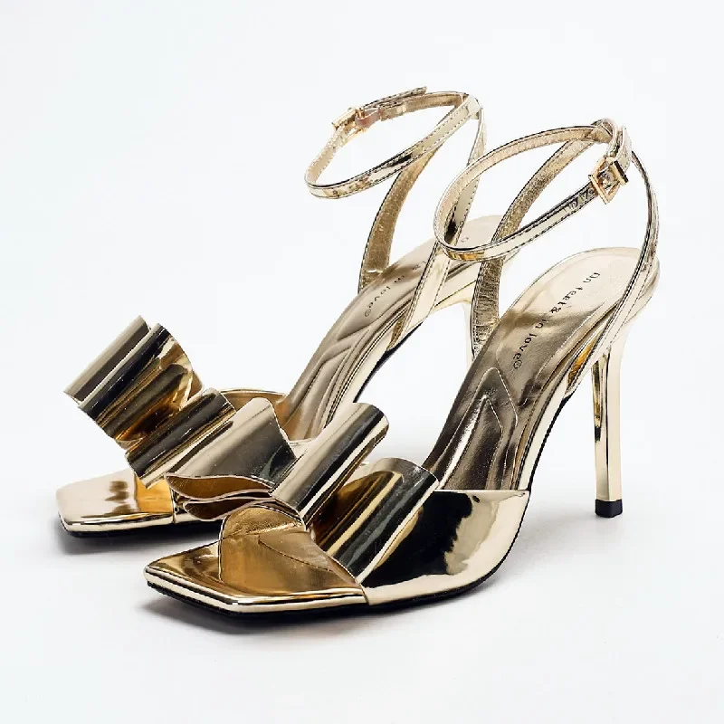 

Золотые босоножки на каблуке из лакированной кожи, женские роскошные дизайнерские туфли с бантом, пикантные банкетные модельные туфли с открытым носком и пряжкой на щиколотке