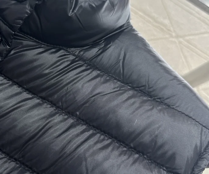 เสื้อกั๊กขนเป็ดสีขาวสำหรับผู้หญิง แฟชั่นฤดูใบไม้ร่วงและฤดูหนาวใหม่ ผลิตจากวัสดุไนลอนกันลมและกันน้ำ คอตั้ง