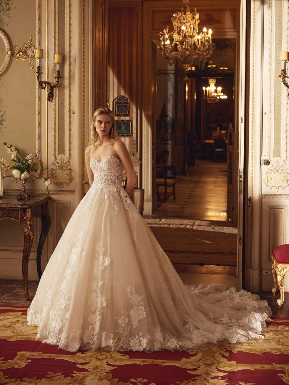 

Charming Appliqué Wedding Dresses Elegant Detachable-Train Bridal Gowns Graceful Tulle Floor-Length Wedding Gowns Vestidos De No
