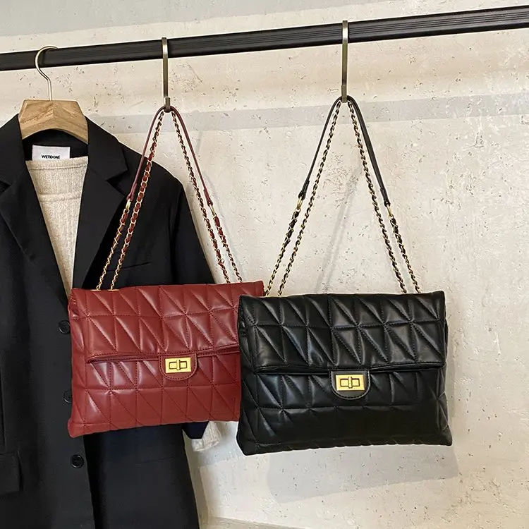 

Сумка для подгузников с широким отверстием обеспечивает быстрый доступ к подгузникам, салфеткам, бутылочкам и другим необходимым детским принадлежностям.