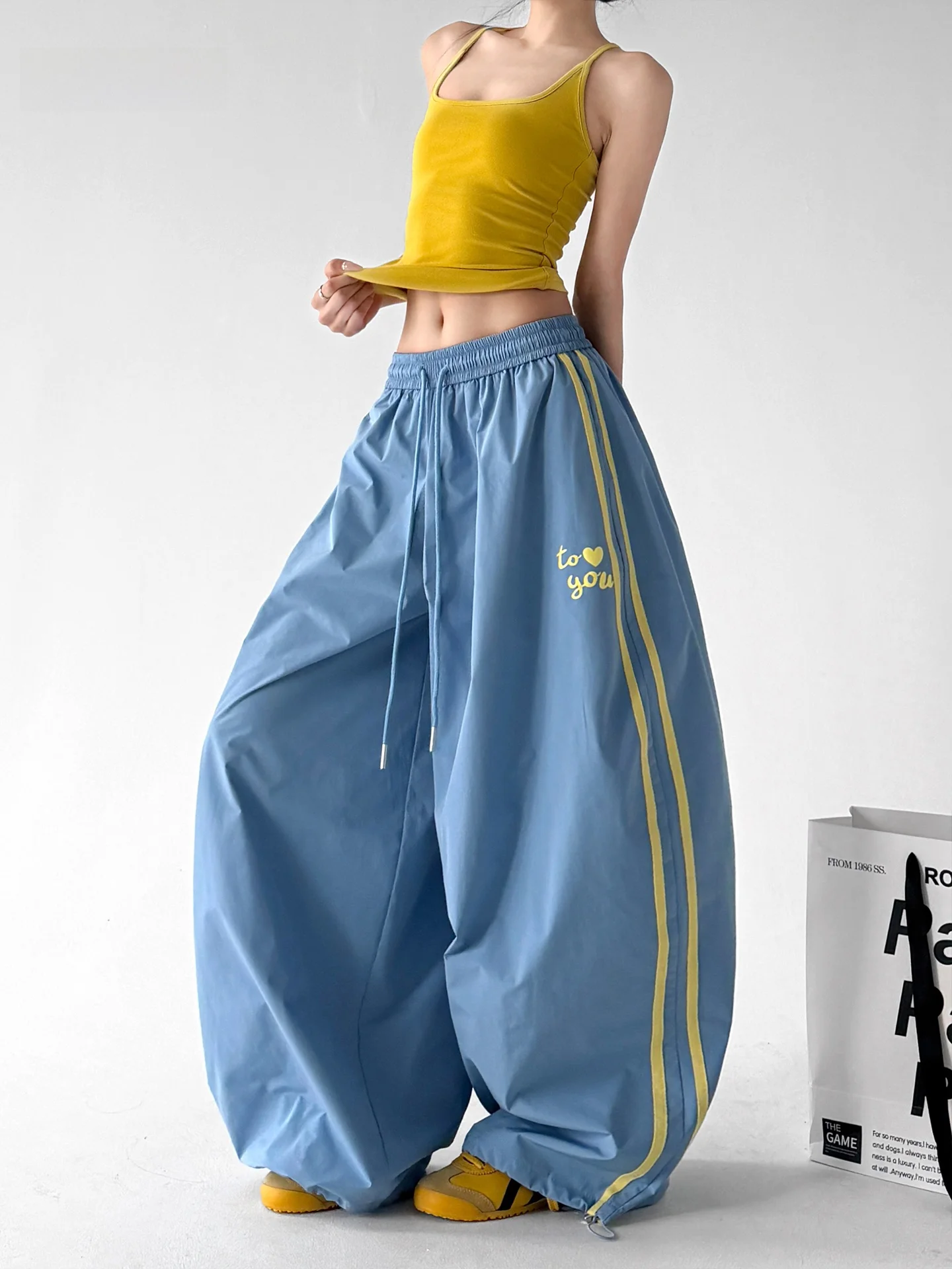 

Синие широкие брюки женские летние 2026: Новинка, повседневный спортивный стиль, для студентов, с высокой талией, из полиэстера, в полоску, для города