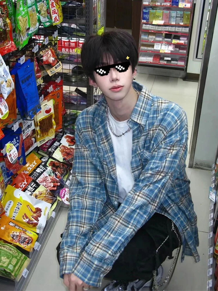 

Синяя мужская рубашка в американском ретро-стиле в клетку с длинным рукавом, летняя, высококачественная, с полосатым узором, солнцезащитная верхняя одежда, свободный крой, молодежный тренд