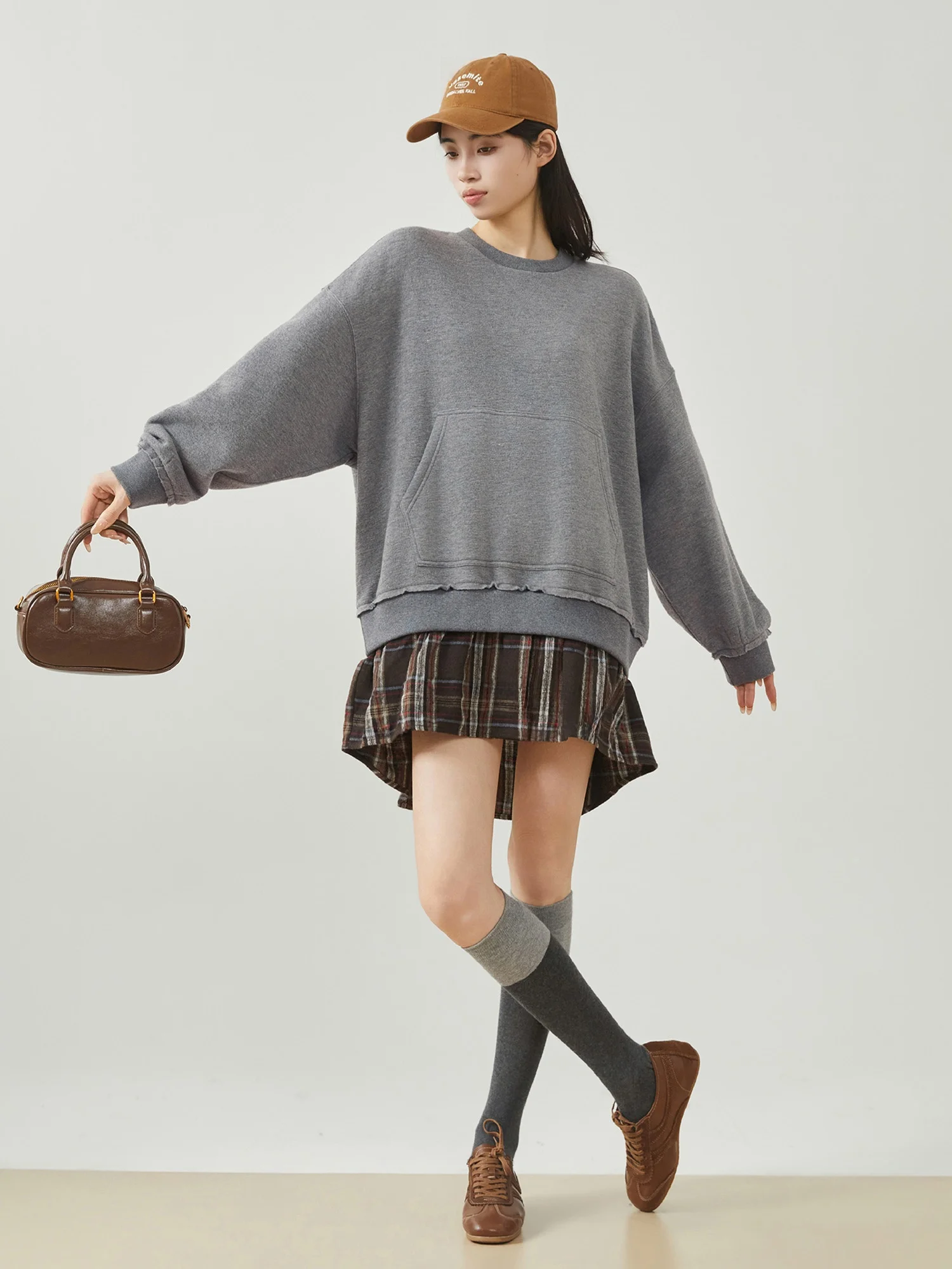 

Женское повседневное свободное платье-свитшот средней длины в корейском стиле с клетчатыми вставками, из полиэстера, для стройнящего эффекта