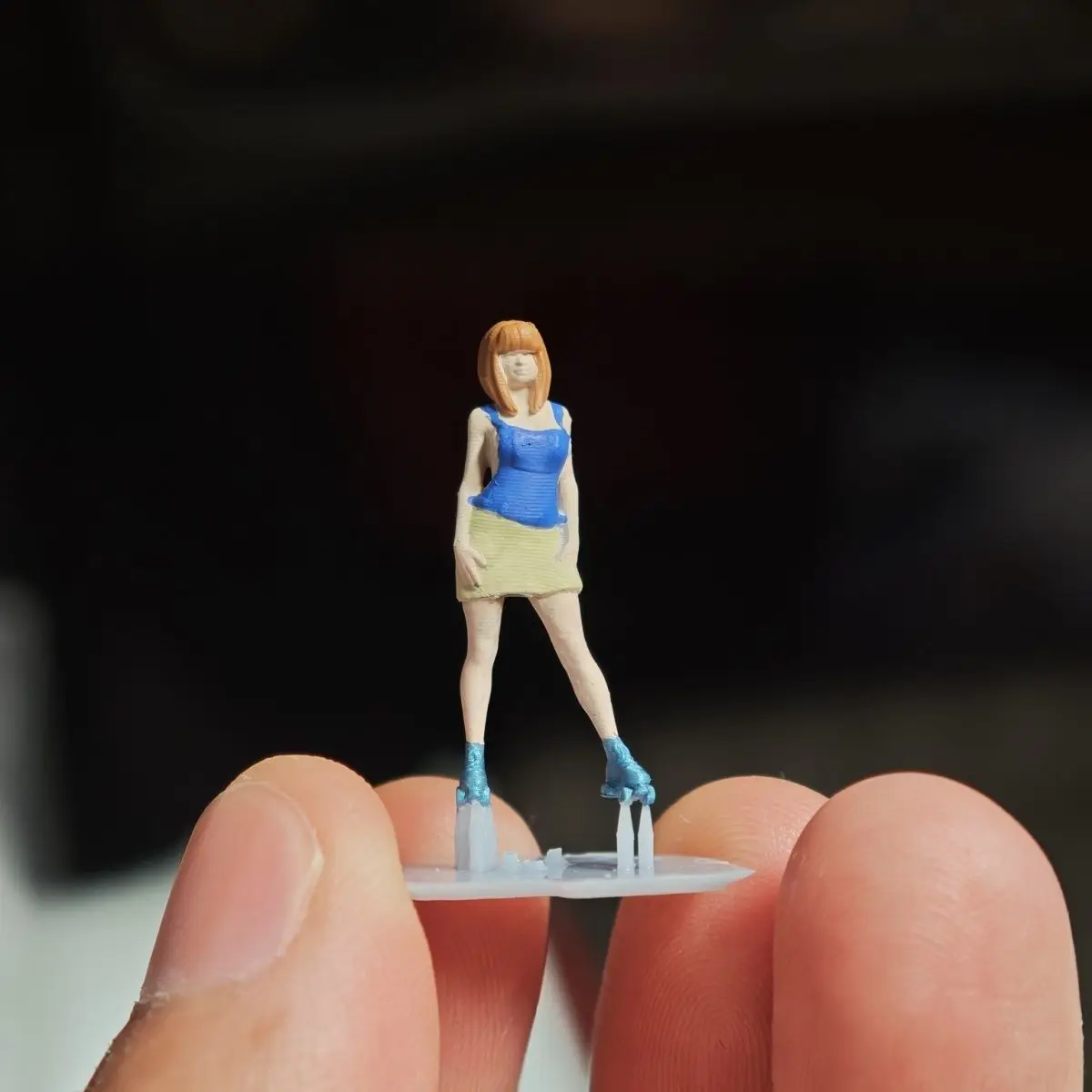 

1/64 статическая миниатюрная DIY ручная роспись смолы модель катания на роликовых коньках сцена автомобиля
