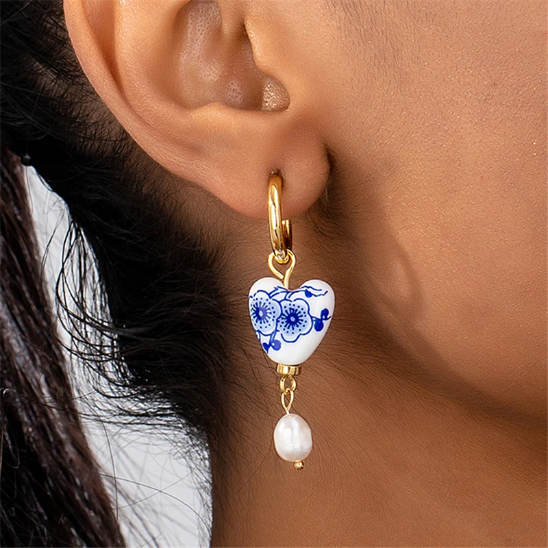 Freshwater Pearl Earrings Blue and White Porcelain Peach Heart Temperament Simple Round Earrings Jewelry for Women 2024