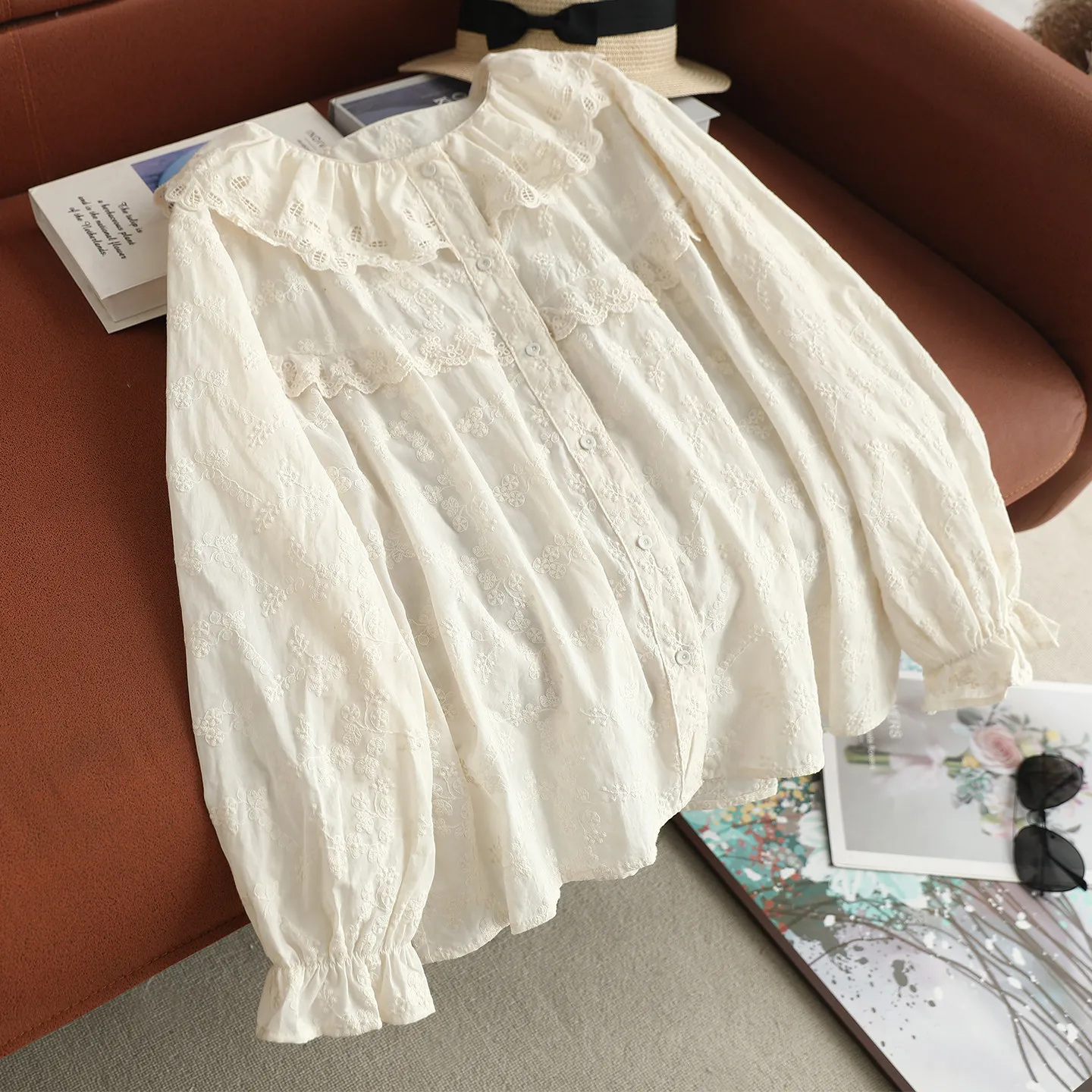 

Японская милая блузка в стиле Mori Girl, однотонная, с вышивкой, хлопковая, женская, весенняя новинка, с рюшами на воротнике, длинный рукав, повседневная, свободного кроя