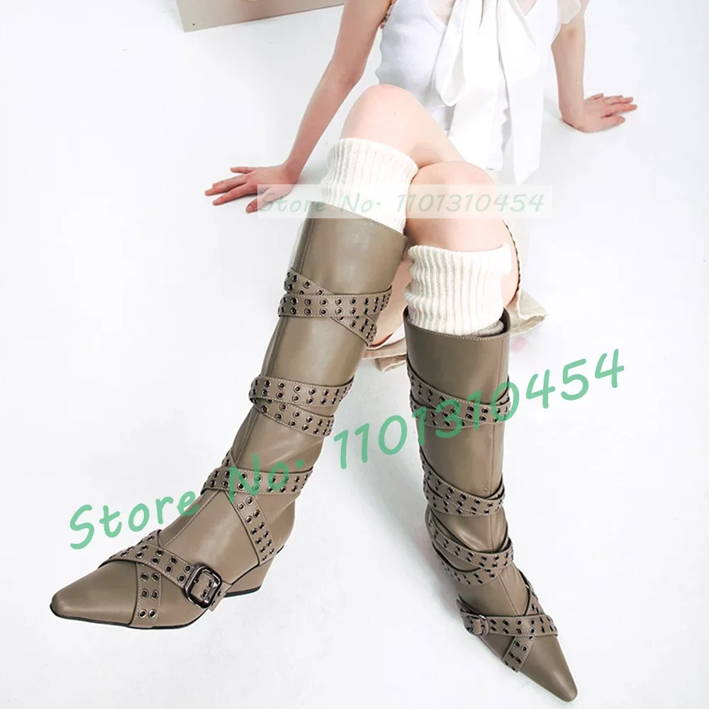 

Женские сапоги на блочном каблуке, винтажные стильные сапоги до колена с острым носком и заклепками, серые сапоги с перекрестными ремешками и пряжкой, в западном стиле