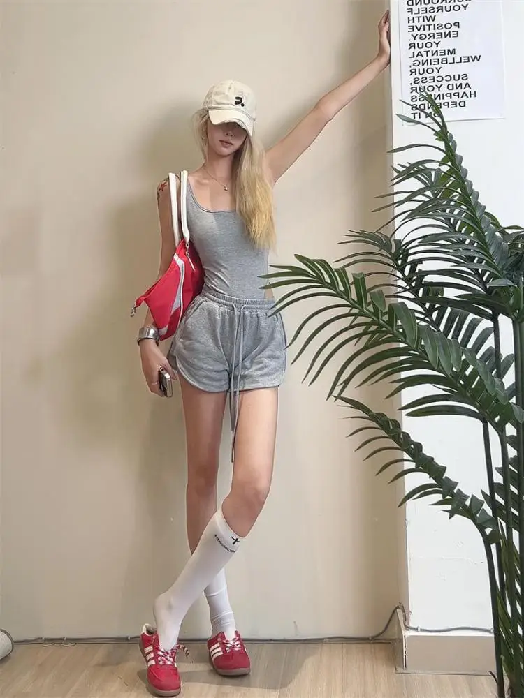 

Летняя женская мода, серый сексуальный короткий жилет без рукавов с открытой спиной, топы + шорты на шнуровке с высокой талией, модный комплект из двух предметов