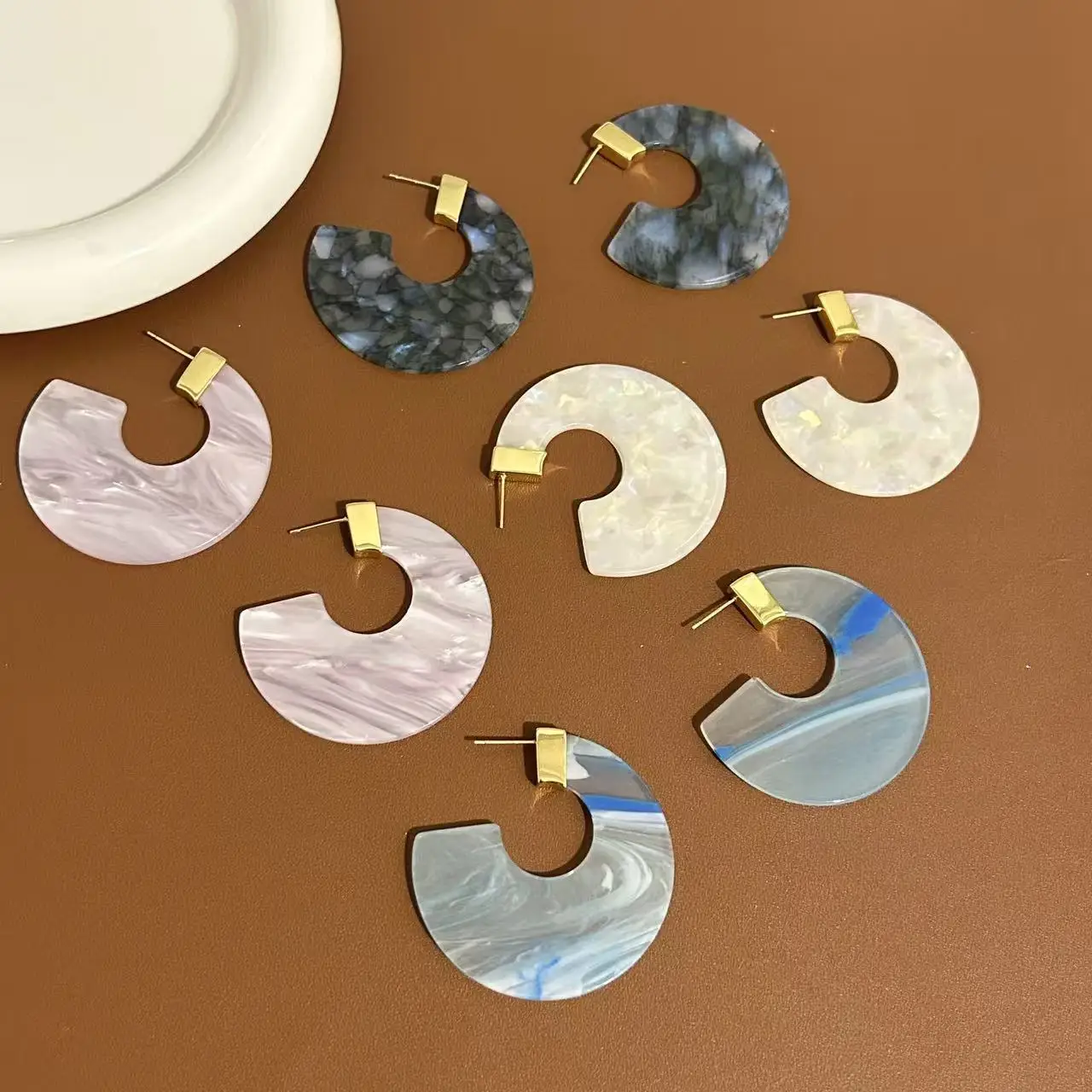 New C-shaped shell earrings, curved design, gentle fashion, contrasting colors, sensual earrings, elegant and fashionable studs.