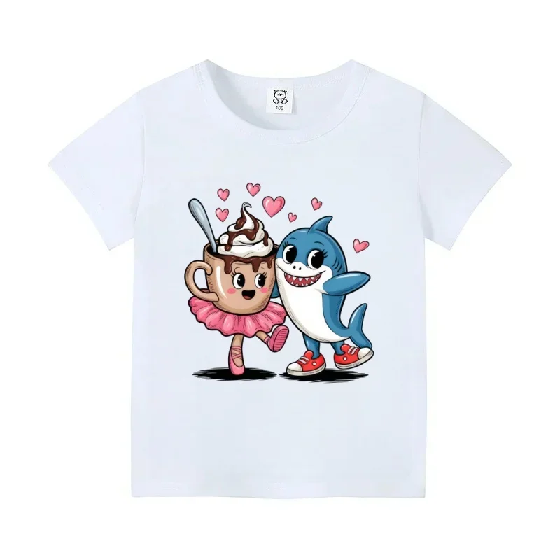 

Итальянский стиль с анималистическим принтом: забавная футболка с коротким рукавом и изображением заботливой акулы и кофейной чашки