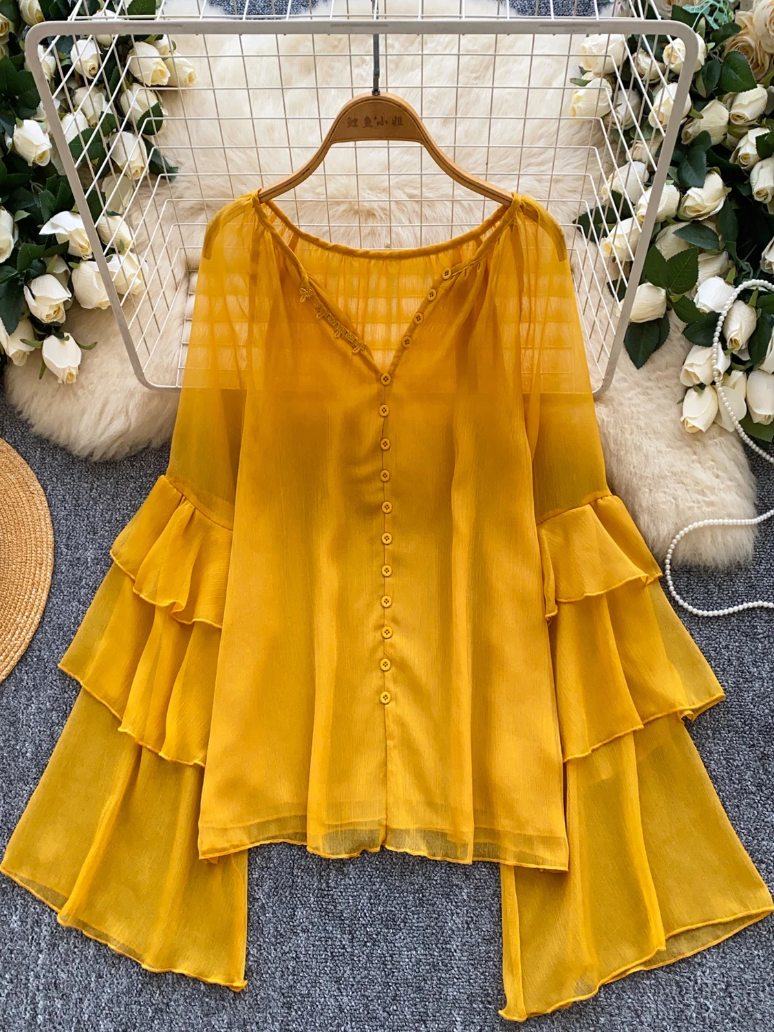 

2026 Новая осенняя женская шифоновая рубашка с v-образным вырезом и расклешенными рукавами, однобортная многослойная однотонная свободная тонкая рубашка с оборками, топы