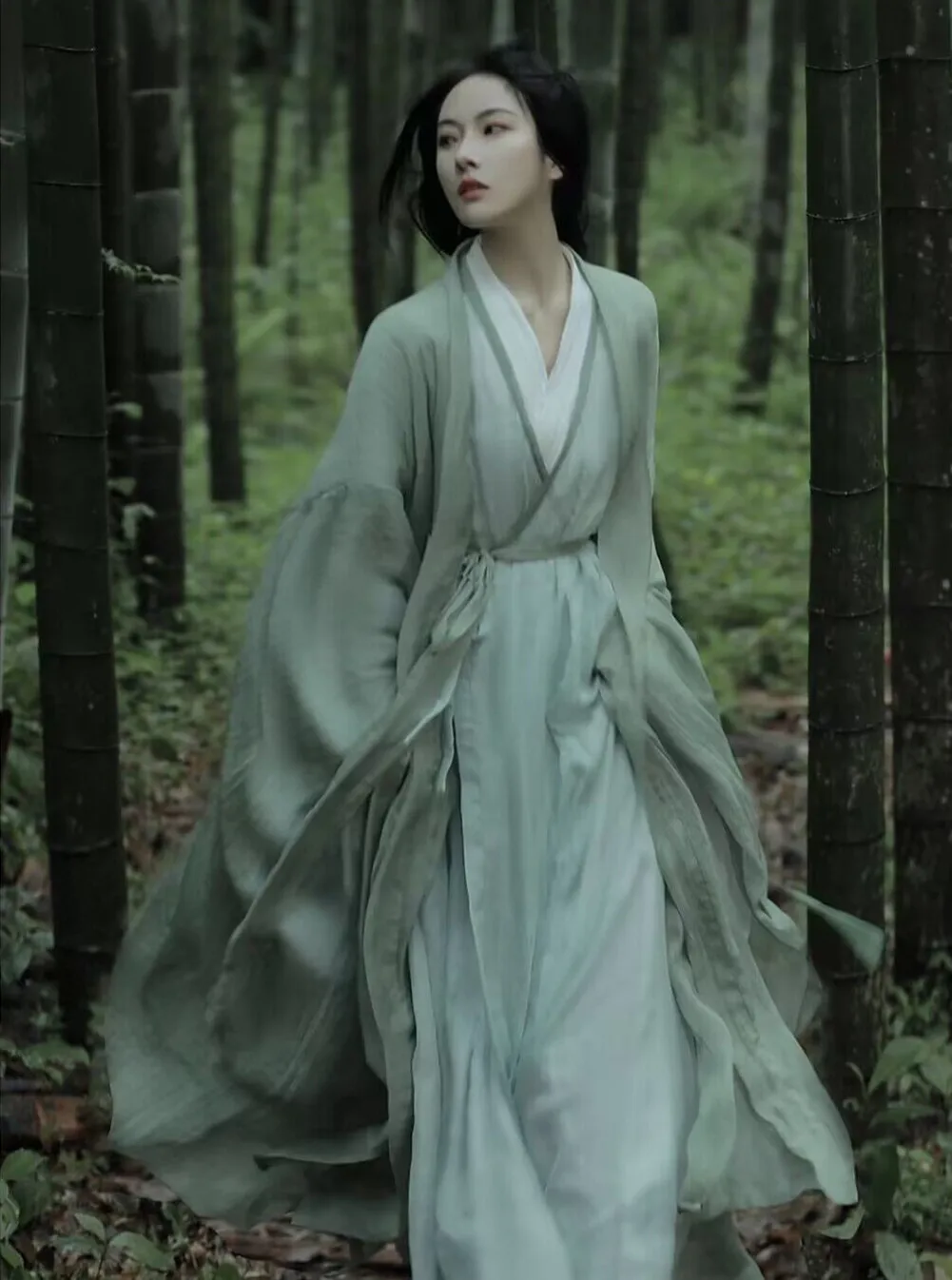 Nowy wiosenny zestaw Hanfuset w stylu Wei i Jin o kolorze zielonym i chłodnym w stylu starożytnym z płynnym, skrzyżowanym kołnierzem i prostą spódnicą.