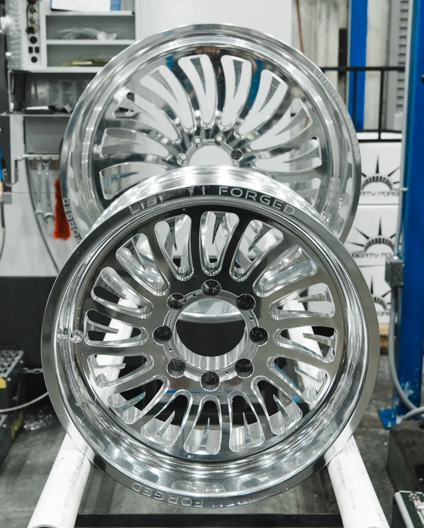 Ruote per camion lucide personalizzate Lega di alluminio forgiata 20 22 24 26 28 Serie Finitura cromata lucida per camion Dually 8 10 Nuovo