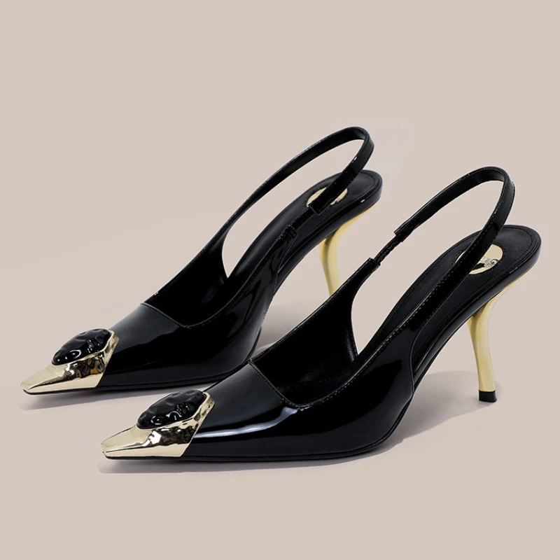 حذاء نسائي فاخر مزين بكعب عالي موضة 2026 حذاء معدني بمقدمة مدببة صنادل بكعب من الجلد اللامع Sandalias De Mujer